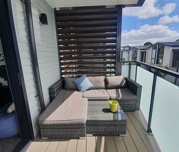 Perfect lock up and go! Furnished 2 bed + study - Photo 6