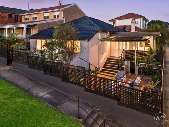 Expansive Family Residence in a Prime Maroubra Location - Photo 1