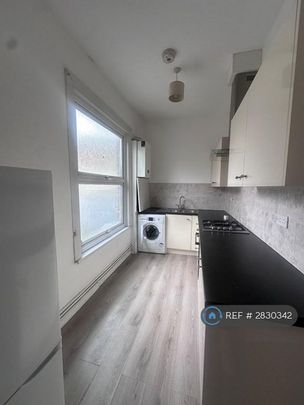 1 bedroom in a flat share to rent - Photo 1