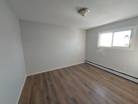 2 Bedroom Main Floor in Glendale! - Photo 3