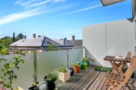 FURNISHED APARTMENT , SENSATIONAL LIVING IN ENVIABLE LOCATION! - Photo 2