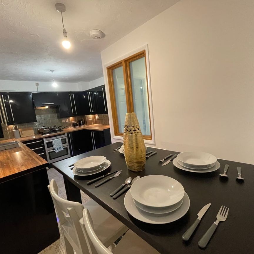 5 Bed Semi-Detached House, Furlong Road, CV1 - Photo 1