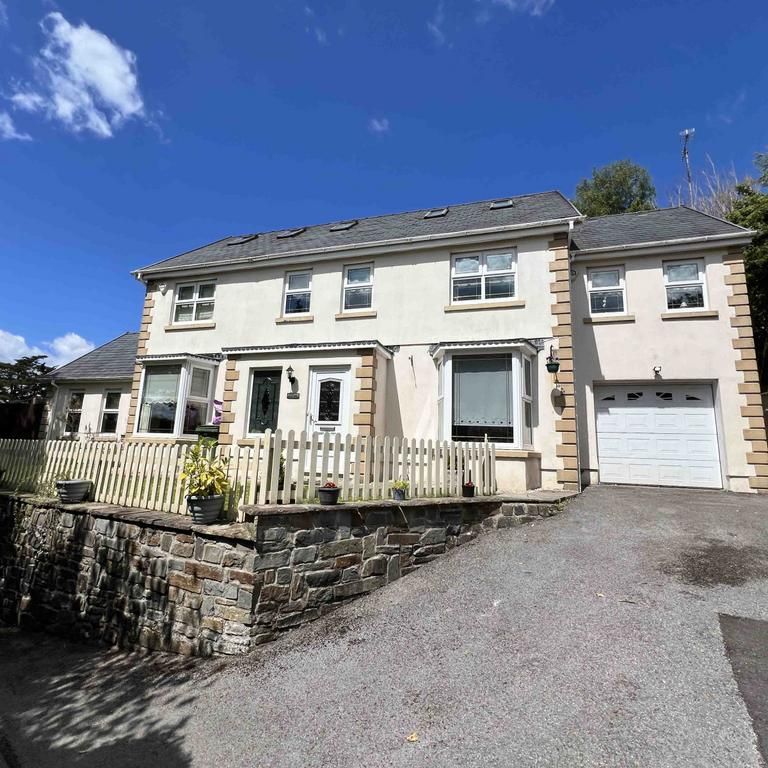 4 bedroom detached house to rent - Photo 1