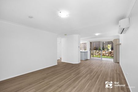 FANTASTIC AIR CONDITIONED THREE BEDROOM TOWNHOUSE IN A COMPLEX WITH POOL IN BEAUTIFUL WELLINGTON POINT - Photo 2