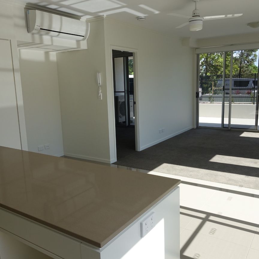 Modern 2 Bedroom + Study Unit with Car Space – Prime Robina / Varsity Lakes Location - Photo 1