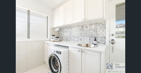 IMMACULATE FAMILY HOME - Photo 5