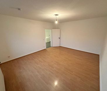 ***Renovierte 3-Zi.-Wohnung, KDB, Gäste-WC, 76m², DG, Nähe EVK*** - Photo 1