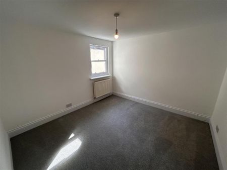 3 bedroom flat to rent - Photo 3