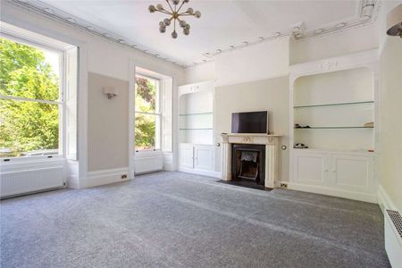 ***SHORT LET*** An impressive Townhouse overlooking Pittville Park. - Photo 3