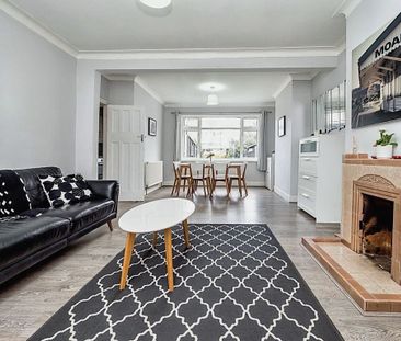 3 Bed Terraced House, Roman Road, E6 - Photo 1