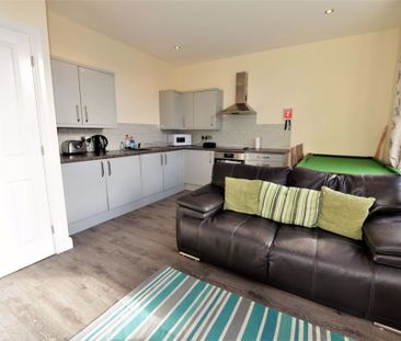 2 bedroom Flat in Otley Road, Leeds - Photo 2