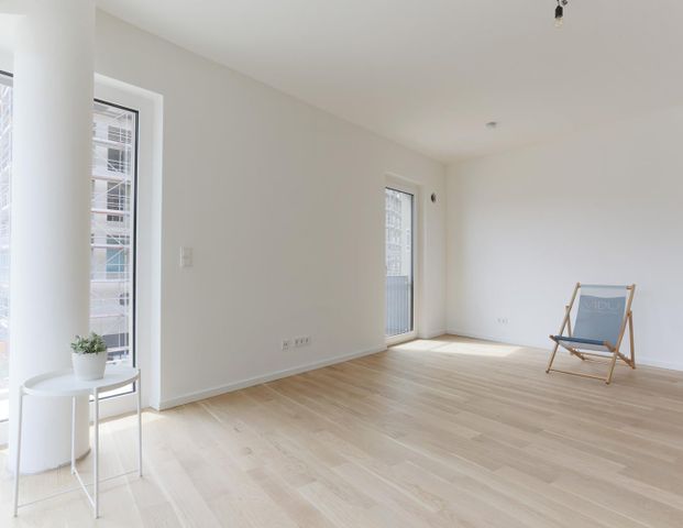 Exklusives Wohnen am Wasser: Lichtdurchflutete 3-Zimmer-Wohnung mit Balkon - Foto 1