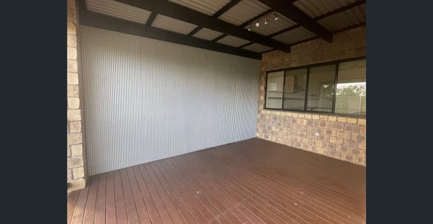 LARGE HOME WITH GORGEOUS VALLEY VIEWS - SET HIGH TO CATCH THE BREEZE - AIR CONDITIONER & FANS - Photo 1