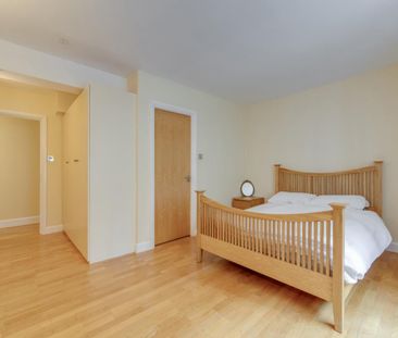 3 bedroom flat in 18 Gainsford Street - Photo 1