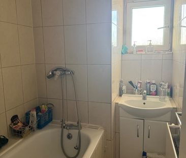 Room in a Shared Flat, Winterfold Close, SW19 - Photo 4