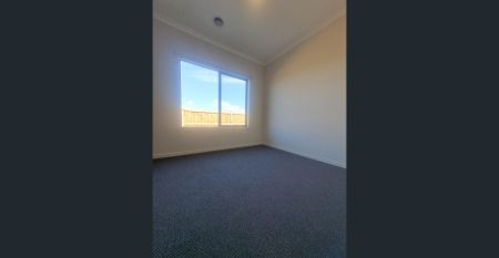 **Modern Comfort in Truganina: Stylish 4-Bedroom Family Home** - Photo 3