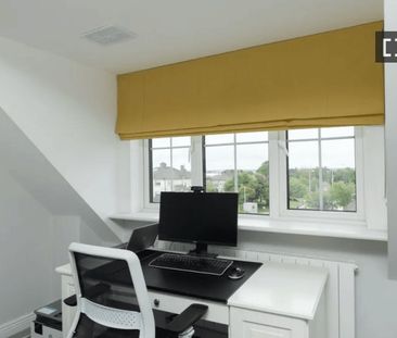 Room for rent in 4-bedroom house in Rathcoole, Dublin - Photo 3