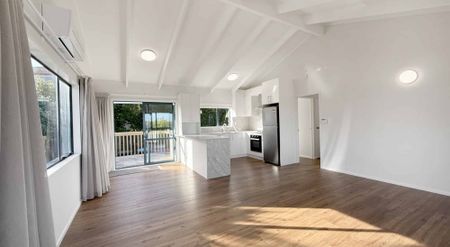 Renovated, Spacious & Stylish Family Home – Perfect for Extended Living - Photo 3