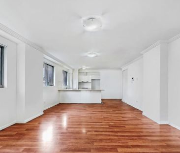 Sun-Filled Modern Two Bedroom Apartment 350 Meters From Train - Photo 2