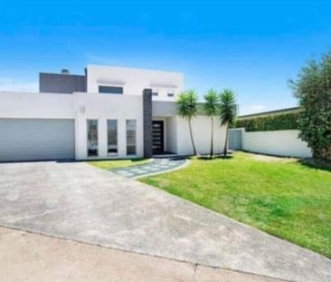 Broadbeach Waters - Photo 2