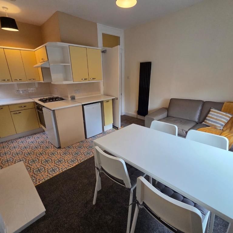 3 bedroom flat to rent - Photo 1