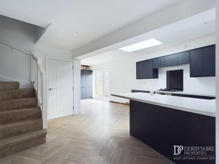 3 Bedroom Terraced House - Photo 2