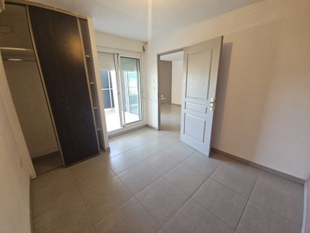 Location Appartement 2 pièces 39m² ST DENIS 97400 - Photo 3