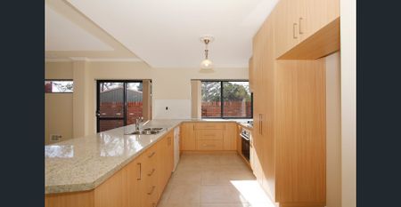 Low Maintenance & Spacious! - Photo 3