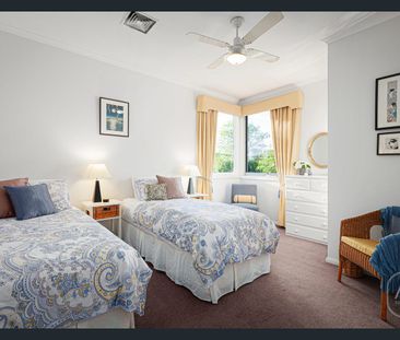 Charming Three-Bedroom Townhouse in Leafy Camberwell - Photo 3