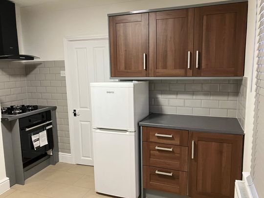 1 Bed Flat, Kingston Road, SW20 - Photo 1