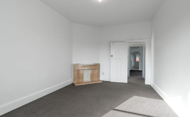 A sunny, spacious home right on the city fringe - Photo 1