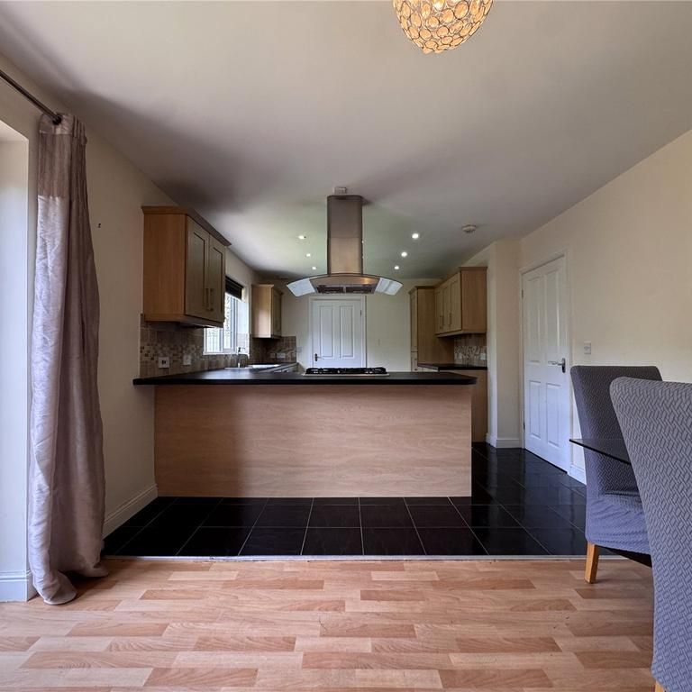 4 bedroom semi-detached house to rent - Photo 1