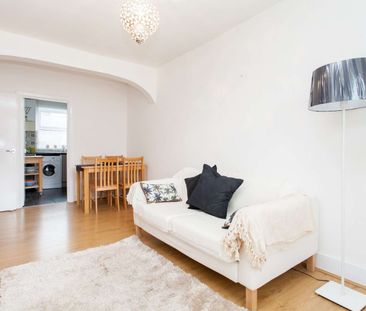 Beautiful one bedroom Victorian flat, situated in the centre of Vic... - Photo 5