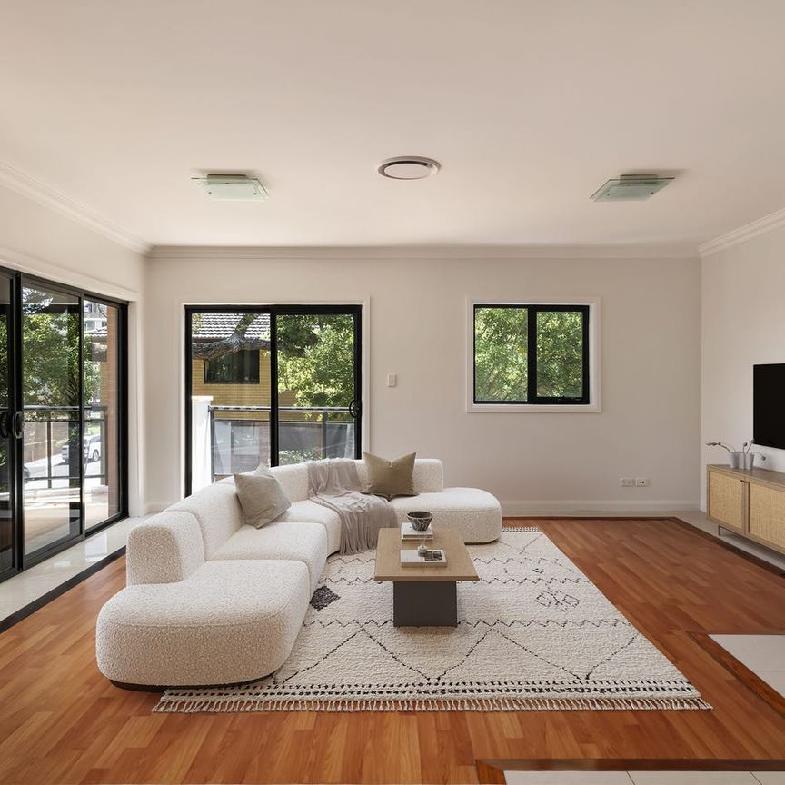 Huge apartment with house-like proportions in an ultra convenient location - Photo 1