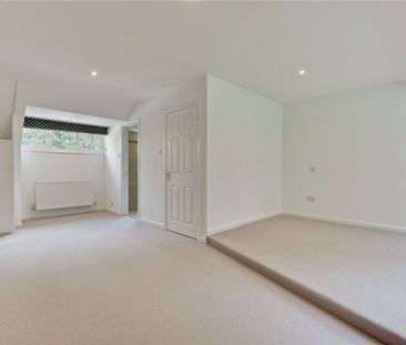 Detached four bedroom family house in Esher's most prestigious priv... - Photo 1