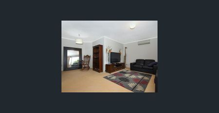 4 Bedroom Home within walking distance to a Park and Major Shopping Centre then look no further. - Photo 2
