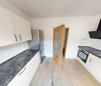 Lichterfüllte 3-Raum-Wohnung mit Einbauküche und Balkon - Photo 1