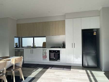 3-bedroom shared house / townhouse, Churchill Road - Photo 4