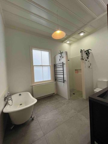 Classic Four Bedroom Villa Recently Renovated - Photo 3