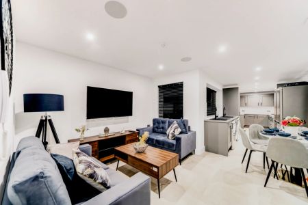 6 Beds 4 Baths - Photo 2