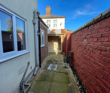 2 bedroom semi-detached house to rent - Photo 5
