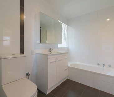 LOVLEY TOWNHOUSE IN EXCELLENT LOCATION!! - Photo 6