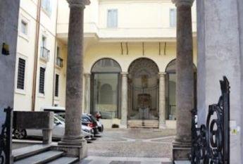 Attic-Spagna: 250mq. Duplex Penthouse located in 15th century Historical Building. Large double living room with fireplace, study, 3 bedrooms, 3 baths, spectauclar entertaining room with 360° views of antique Rome, rooftops and Cupoa’s. Ref #120