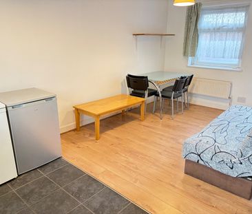 1 Bed Flat, Very Near Maple Grove Area, W5 - Photo 1