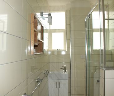 Leafy Top-Floor Retreat in a Prime St Kilda Location - Photo 2