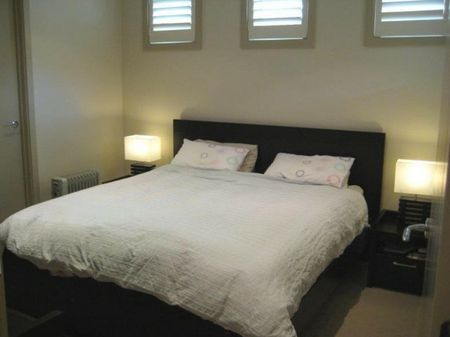 Charming 3-Bedroom Home for Lease in the Heart of Moorabbin - Photo 2