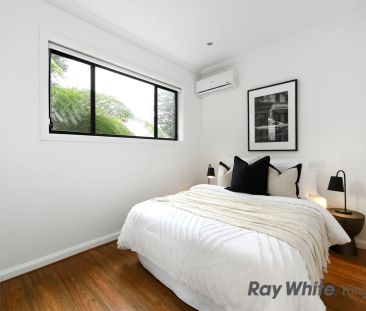 Perfectly positioned townhouse - Photo 1