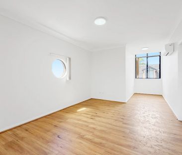 Exquisite, Freshly Refurbished Triple Story Townhouse In Superior L... - Photo 3