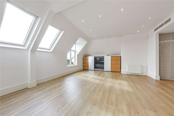 Stylish 3 bedroom apartment on the second floor of an impressive, detached period conversion. - Photo 1
