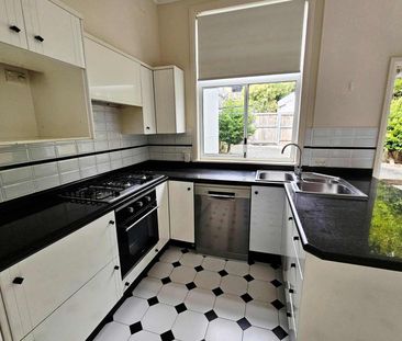 STYLISH AND SPACIOUS SEMI IN PRIME MOSMAN LOCATION - Photo 2